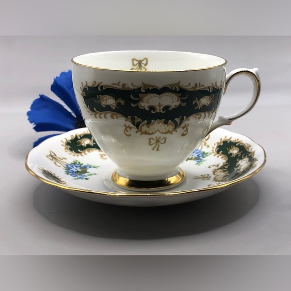Queen Anne 8362 Bone China England Teacup & Saucer, White w/Evergreen Scrolls - Picture 3 of 10